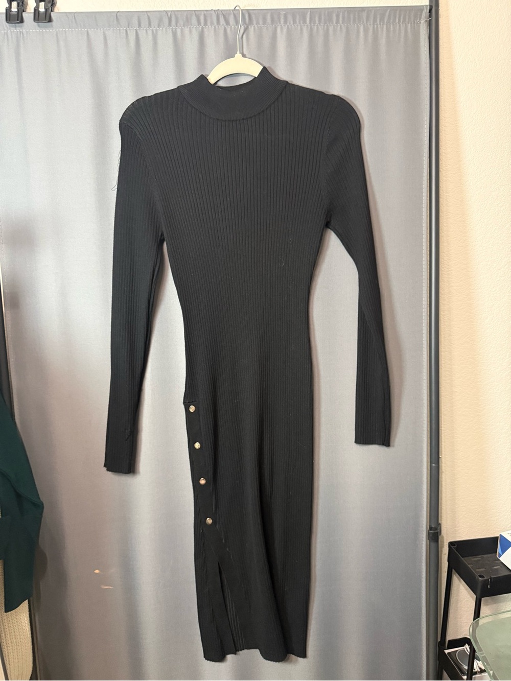 Source Unknown Black Ribbed Long-Sleeve Midi Dress with Side Buttons